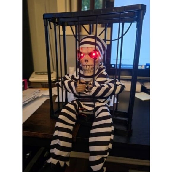 Screaming Animated Halloween Decorations Halloween Decor Prop with Motion Sensor - Picture 2 of 3